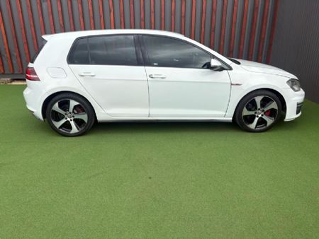 2015-Volkswagen-Golf-VII-GTI-20-TSI_7