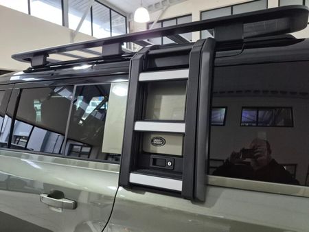 2021-Land-Rover-Defender-110-P400-X-294kW_17
