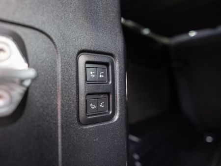 2021-Land-Rover-Defender-110-D300-X-221kW_23