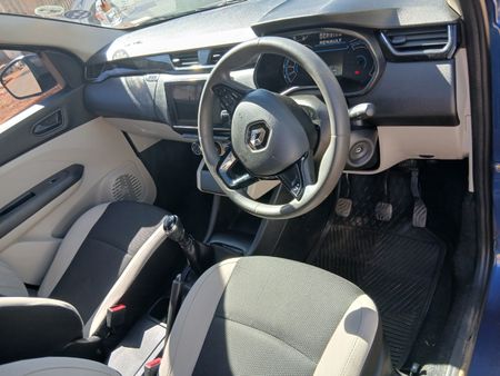 2021-Renault-Triber-10-Expression_11