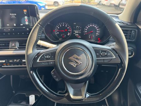 2025-Suzuki-Swift-12-GLX_10
