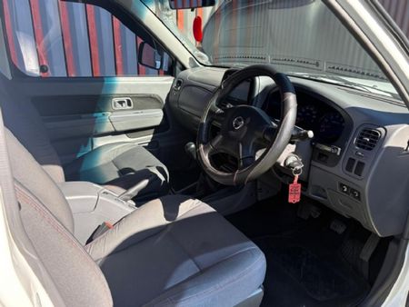 2015-Nissan-NP300-24i-4x4-Double-Cab_10