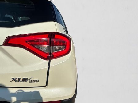 2020-Mahindra-XUV-300-15D-W6_11