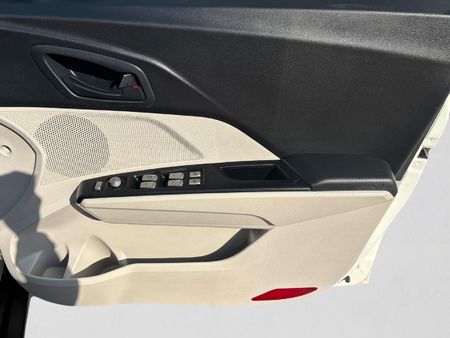 2020-Mahindra-XUV-300-15D-W6_14