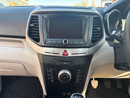 2020-Mahindra-XUV-300-15D-W6_19