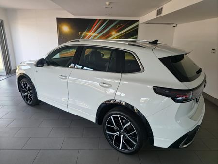 2025-Volkswagen-Tiguan-20TDI-R-Line-4Motion_10