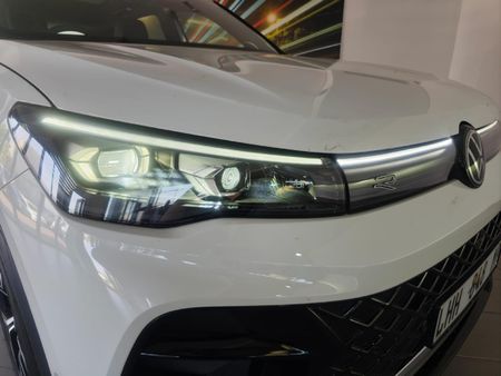 2025-Volkswagen-Tiguan-20TDI-R-Line-4Motion_18