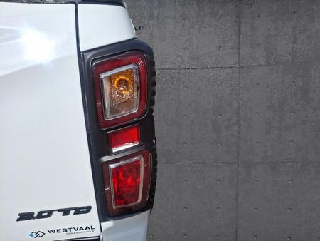 2025-Isuzu-D-Max-30-DDI-V-Cross-HR-4x4-Auto-Double-Cab_11