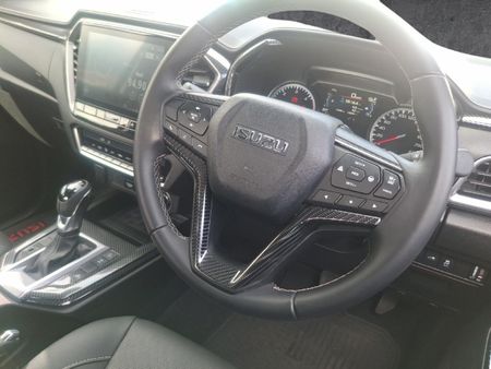 2025-Isuzu-D-Max-30-DDI-V-Cross-HR-4x4-Auto-Double-Cab_12