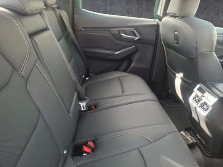 2025-Isuzu-D-Max-30-DDI-V-Cross-HR-4x4-Auto-Double-Cab_16