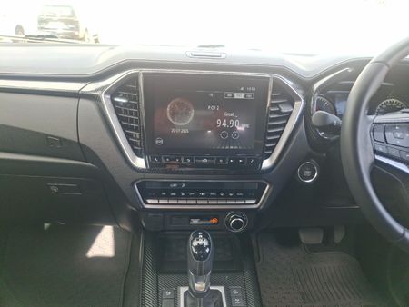 2025-Isuzu-D-Max-30-DDI-V-Cross-HR-4x4-Auto-Double-Cab_19