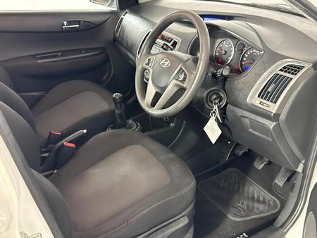 2014-Hyundai-i20-12-Motion_9