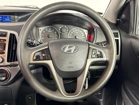 2014-Hyundai-i20-12-Motion_12
