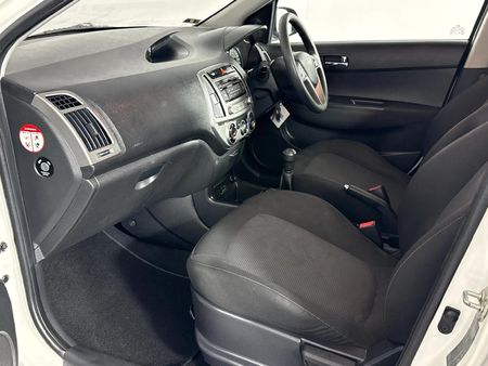 2014-Hyundai-i20-12-Motion_8