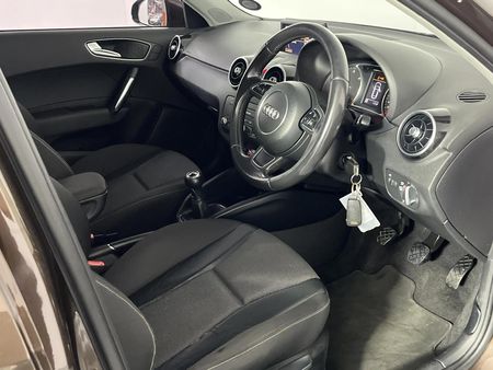 2014-Audi-A1-Sportback-16-TDI-Ambition_9