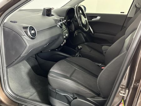 2014-Audi-A1-Sportback-16-TDI-Ambition_8