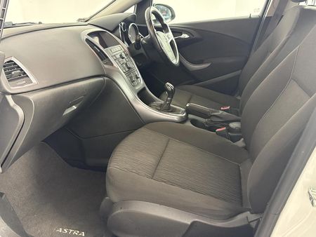 2015-Opel-Astra-14T-Enjoy_5