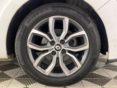 2017-Renault-Clio-IV-900T-Dynamique-5-dr-66kW_5