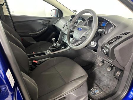 2015-Ford-Focus-10-EcoBoost-Ambiente-5-dr_9
