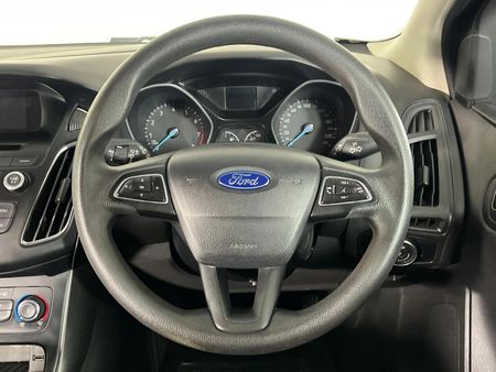 2015-Ford-Focus-10-EcoBoost-Ambiente-5-dr_11