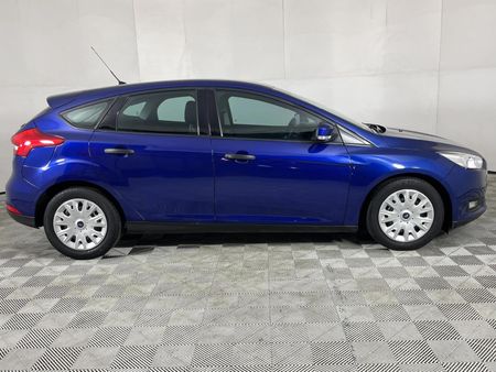 2015-Ford-Focus-10-EcoBoost-Ambiente-5-dr_16