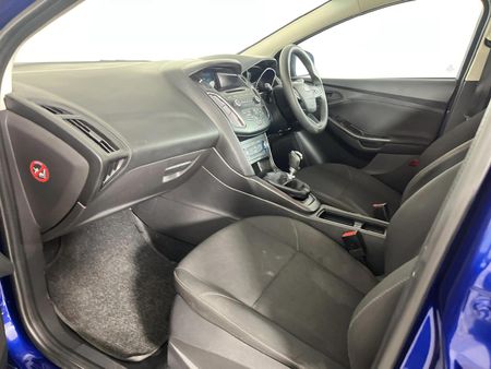 2015-Ford-Focus-10-EcoBoost-Ambiente-5-dr_8