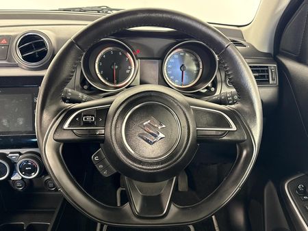 2023-Suzuki-Swift-12-GLX_10