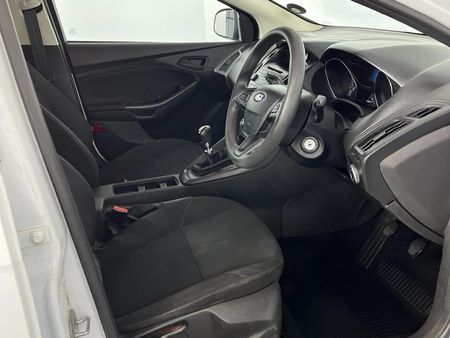 2016-Ford-Focus-10-EcoBoost-Trend-5-dr_9