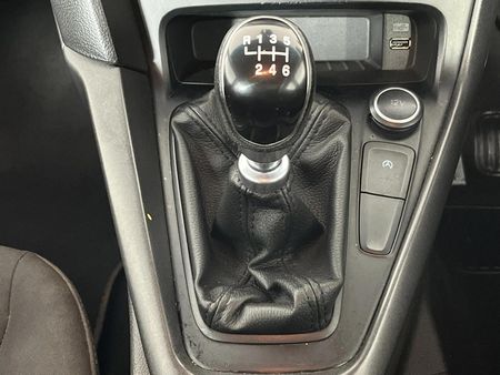 2016-Ford-Focus-10-EcoBoost-Trend-5-dr_10