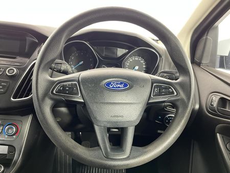 2016-Ford-Focus-10-EcoBoost-Trend-5-dr_11