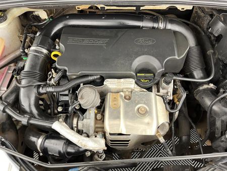2016-Ford-Focus-10-EcoBoost-Trend-5-dr_12
