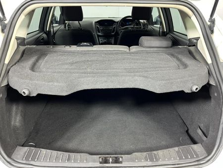 2016-Ford-Focus-10-EcoBoost-Trend-5-dr_13