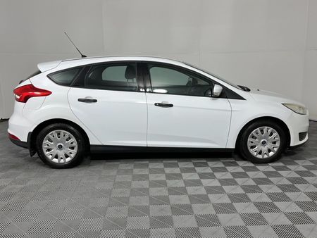2016-Ford-Focus-10-EcoBoost-Trend-5-dr_16