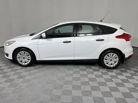 2016-Ford-Focus-10-EcoBoost-Trend-5-dr_18