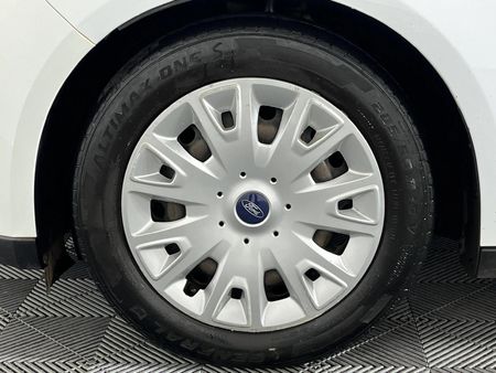 2016-Ford-Focus-10-EcoBoost-Trend-5-dr_4