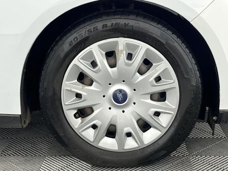 2016-Ford-Focus-10-EcoBoost-Trend-5-dr_5