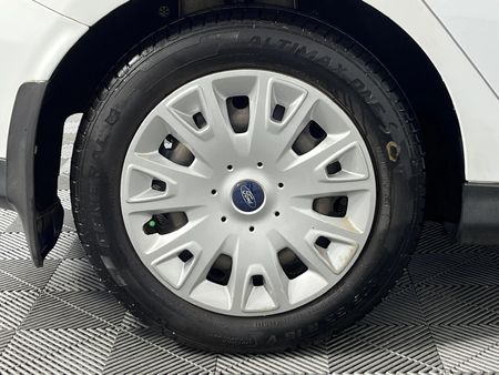 2016-Ford-Focus-10-EcoBoost-Trend-5-dr_7