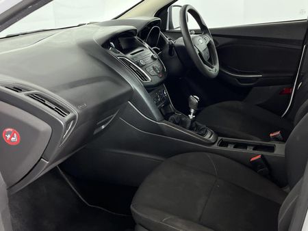 2016-Ford-Focus-10-EcoBoost-Trend-5-dr_8