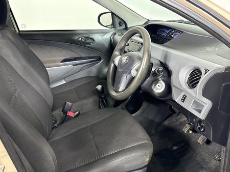 2016-Toyota-Etios-15-XS-5-dr_9