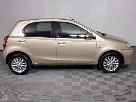2016-Toyota-Etios-15-XS-5-dr_17
