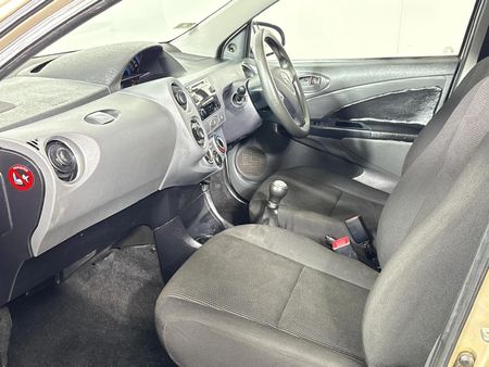 2016-Toyota-Etios-15-XS-5-dr_8