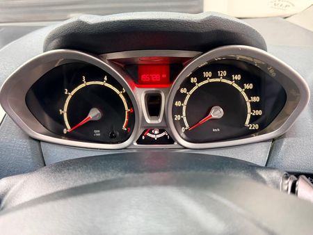 2010-Ford-Fiesta-16i-Trend-5-dr_9