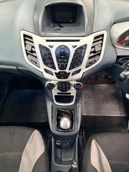 2010-Ford-Fiesta-16i-Trend-5-dr_8