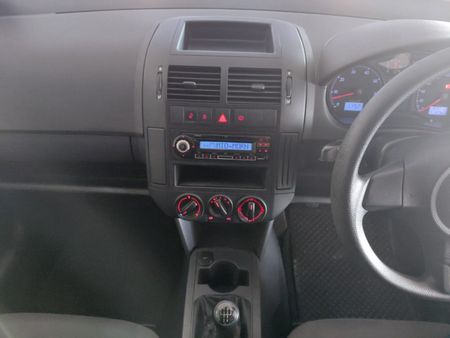 2014-Volkswagen-Polo-Vivo-14-5-dr_10