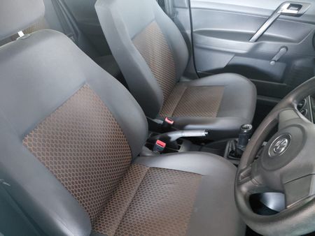 2014-Volkswagen-Polo-Vivo-14-5-dr_7
