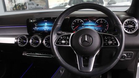 2022-Mercedes-Benz-GLB-220d-Progressive_12