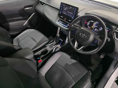 2025-Toyota-Corolla-Cross-18-XS-Hybrid_12