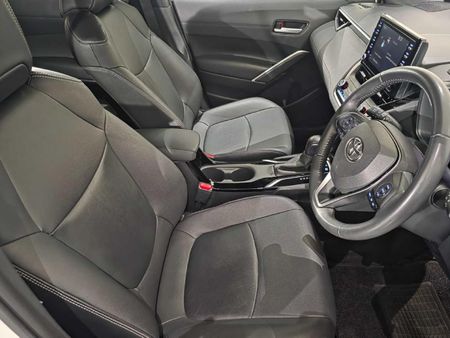 2025-Toyota-Corolla-Cross-18-XS-Hybrid_15