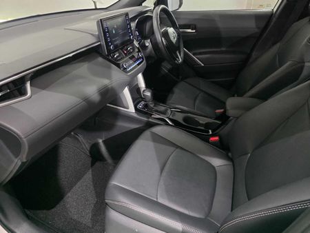 2025-Toyota-Corolla-Cross-18-XS-Hybrid_16