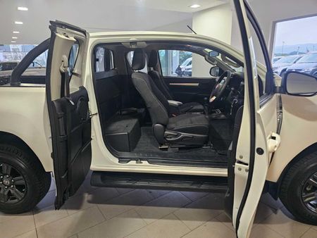 2026-Toyota-Hilux-24-GD-6-Raised-Body-Raider-Extended-Cab_16
